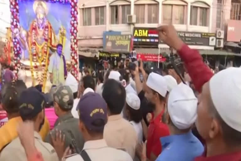 Amid incidents of communal clashes in parts of the country, Muslims in a locality at Kota welcomed a Hanuman Jayanti procession by offering sharbat and showering petals. In another incident in Bhopal people from the Muslim community showered flower petals on devotees during the Hanuman Jayanti procession on Saturday