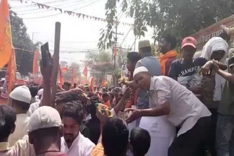 Muslims distributed juice and water to Hindus in Noida