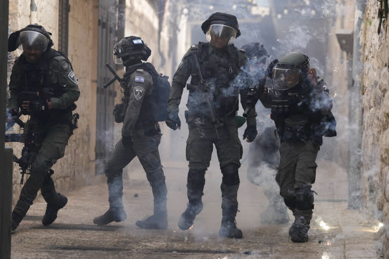 Clashes erupt again near flashpoint Jerusalem holy site