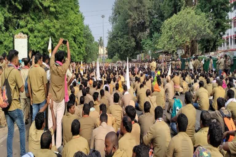 3 lakh drivers in Khaki uniform throng capital city of Odisha demanding govt to fulfill 11 charter of demand