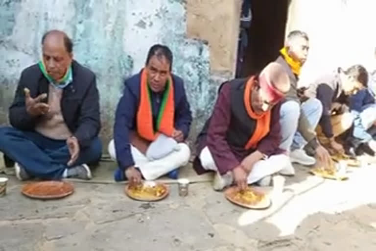 video-of-cabinet-minister-dhan-singh-rawat-eating-food-while-sitting-on-the-ground-goes-viral