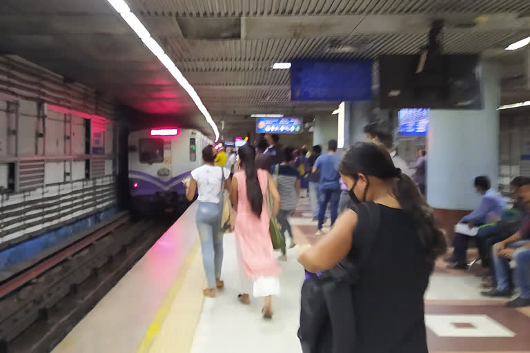 Metro rail stopped between station and tunnel at Shobhabazar, services disrupted