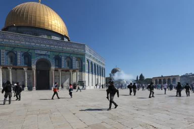 At least 19 people injured after Israeli police once again entered Al-Aqsa Mosque in Jerusalem