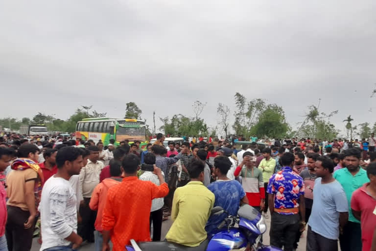 road blocked at Coochbihar in demand of compensation after heavy storm