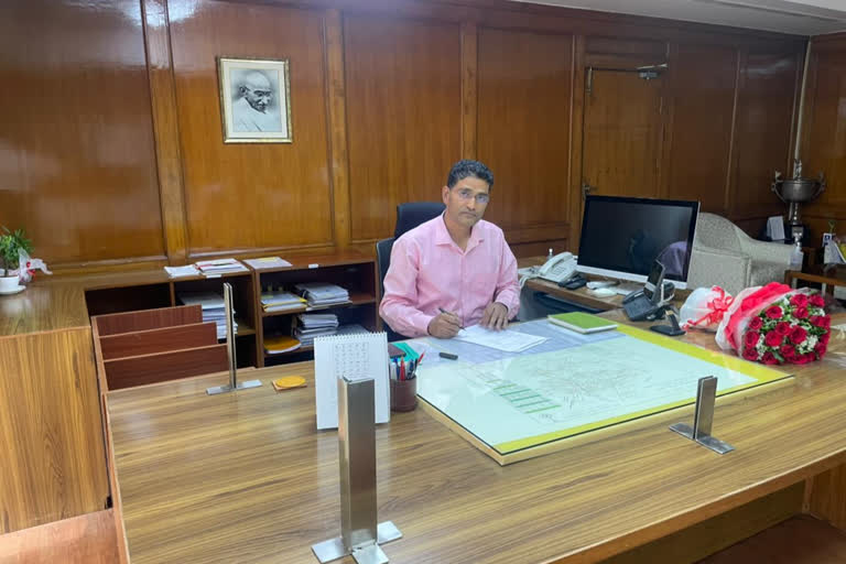 IAS T Ravikanth took charge of RVUN CMD