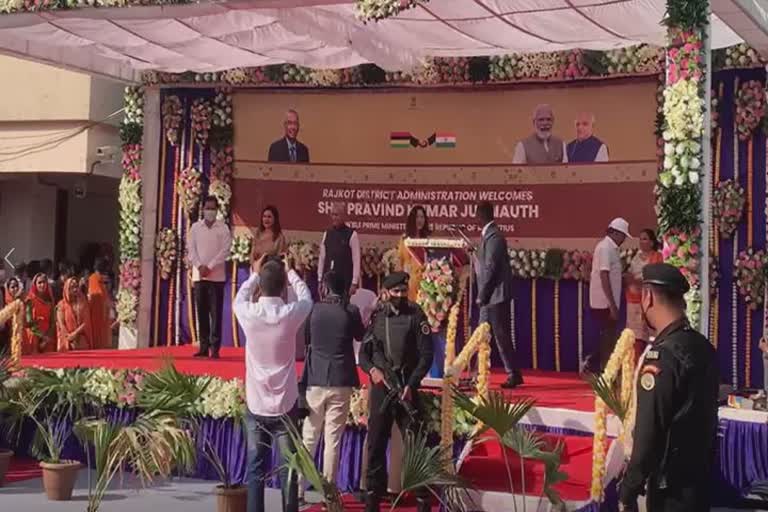 Mauritius PM Gujarat Visit : રાજકોટમાં મોરેશિયસના વડાપ્રધાનો રોડ શો, ભારતીય પરંપરા મુજબ સ્વાગત કરવામાં આવ્યું
