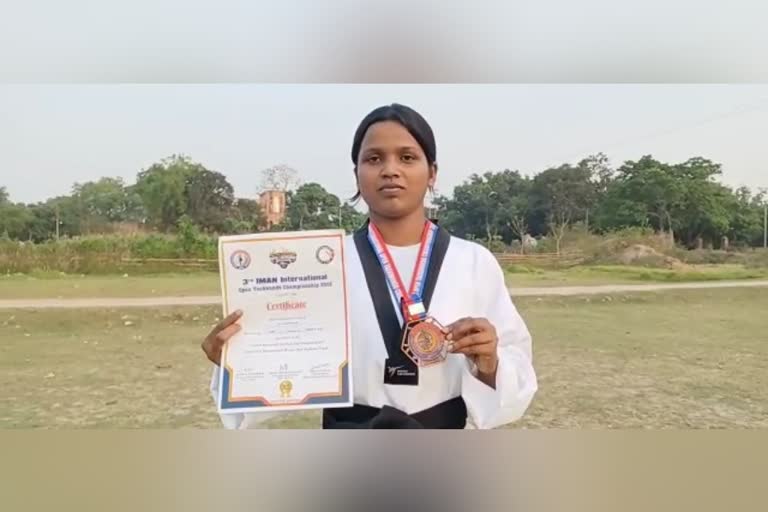 WB Daughter wins Bronze