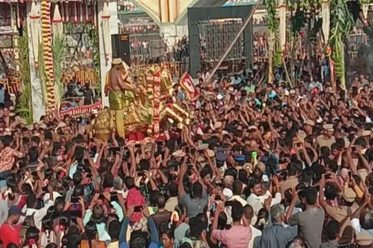 மண்டகப்படிகளில் நிறுத்தாமல் சென்றதே இருவர் உயிரிழப்பிற்கு காரணம் என குற்றச்சாட்டு