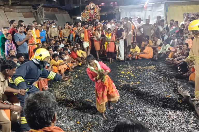 தீ மிதிக்க வந்த சிறுமிக்கு காத்திருந்த அதிர்ச்சி