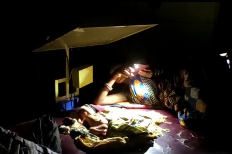 Woman gives birth under candle and mobile phone torch in Ganjam  Odisha Woman gives birth under candle light and mobile flashlight  മെഴുകുതിരിയുടേയും മൊബൈൽ ഫ്ളാഷ് ലൈറ്റിന്‍റേയും സഹായത്തോടെ പ്രസവം  ഒഡീഷ ഗൻജം ഫ്ലാഷ് ലൈറ്റ് സഹായത്തോടെ കുഞ്ഞിന് ജന്മം നൽകി  വൈദ്യുതി ബന്ധം നിലച്ചതോടെ മെഴുകുതിരിയുടെ സഹായത്തിൽ പ്രസവം  മെഴുകുതിരിയുടേയും മൊബൈലിന്‍റേയും വെളിച്ചത്തിൽ പ്രസവം