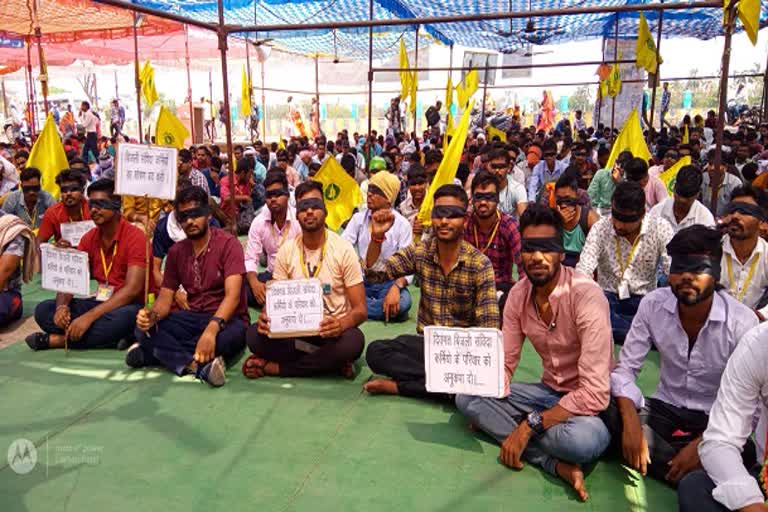 Demonstration of contract electrical workers in Raipur