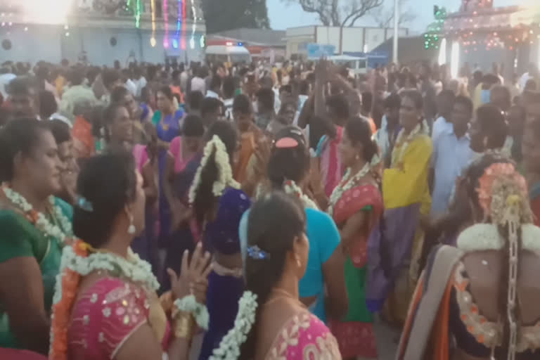 கூத்தாண்டவர் கோயில் திருவிழா: திருநங்கைகள் கும்மியடித்து கொண்டாட்டம்