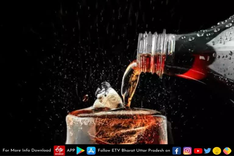 mahoba  Condition of 3 deteriorated after drinking cold drink in Mahoba  Mahoba latest news  etv bharat up news  कोल्ड ड्रिंक पीने से बिगड़ी 3 लोगों की तबीयत  महोबा में कोल्ड ड्रिंक पीने से बिगड़ी तबीयत