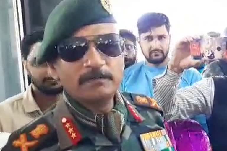 15 Corps Commander DP Pandey Visits Shopian: کور کمانڈر نے فوجی اہلکاروں کی جانب بچانے والوں کی ستائش کی