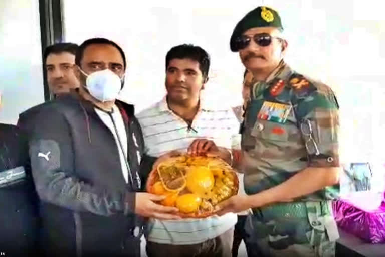 Kashmir: Top army officer felicitates civil doctors for treating injured soldiers