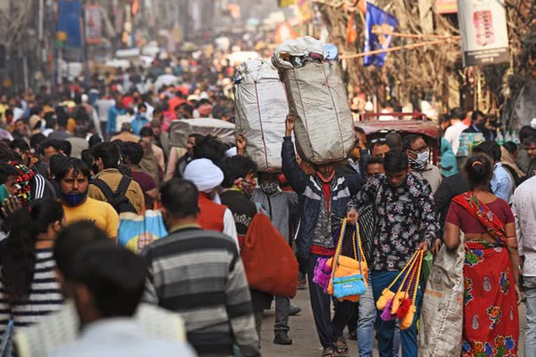 face mask-wearing Mandatory in delhi  Covid scare: DDMA imposes Rs 500 fine for not wearing masks in Delhi  Covid scare in delhi  ഡൽഹിയിൽ മാസ്‌ക് നിർബന്ധം  ഡൽഹിയിൽ മാസ്‌ക് വെയ്‌ക്കത്തവർക്ക് 500 രൂപ പിഴ  ഡൽഹിയിൽ കൊവിഡ് കേസുകൾ ഉയരുന്നു  ഡൽഹിയിലെ പൊതുസ്ഥലങ്ങളിൽ മാസ്‌ക് ധരിച്ചില്ലെങ്കിൽ പിഴ  രാജ്യത്ത് കൊവിഡ് കേസുകൾ വർധിക്കുന്നു