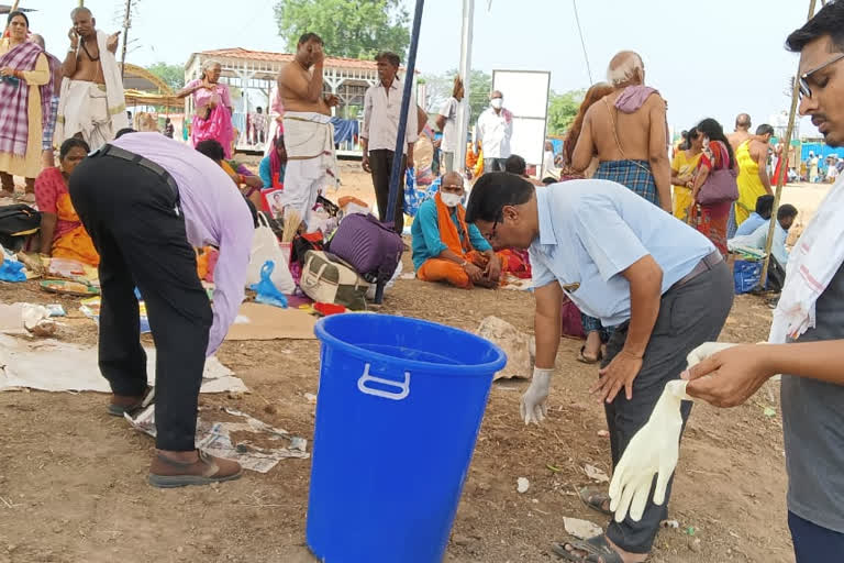 officers and staff rushed to clean the pushkar kumbh mela premises