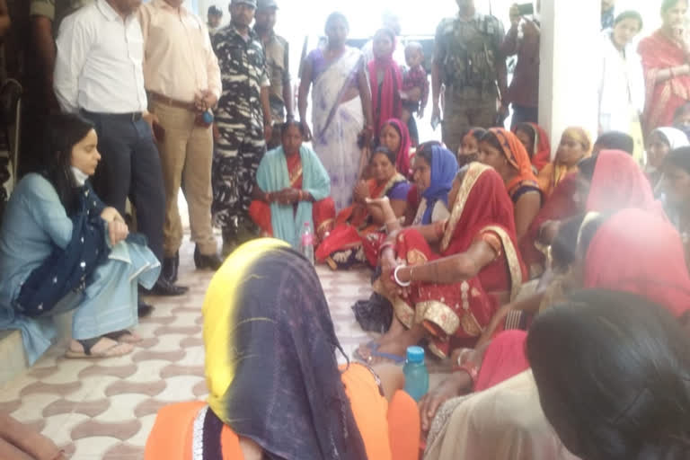 Women protest at Lohardaga DC office