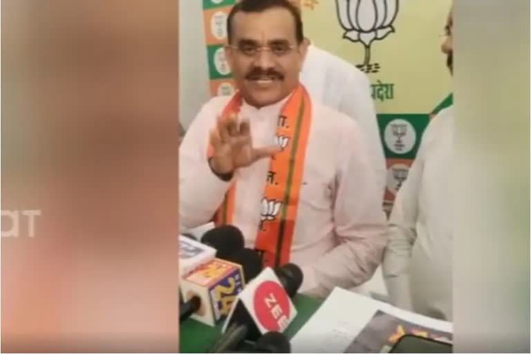 MP: Congress slams BJP  trollers after wife of BJP leader withdraws tweet on 'communal harmony'  ബിജെപി മധ്യപ്രദേശ് അധ്യക്ഷന്‍റെ ഭാര്യയുടെ ട്വീറ്റ്  മധ്യപ്രദേശിലെ വര്‍ഗീയ സംഘര്‍ഷങ്ങള്‍  madyapradesh bjp president wife stuti sharma  മധ്യപ്രദേശ് രാഷ്ട്രീയ വിവാദം