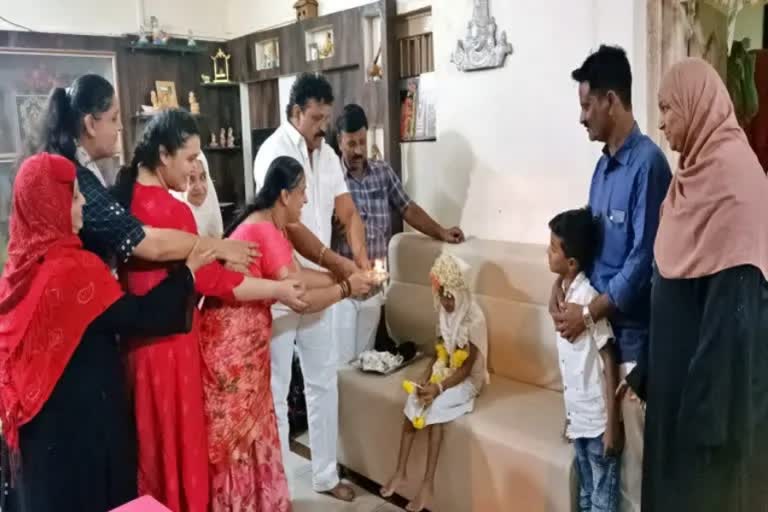 Hope amid hate: Hindu family honours Muslim child on completing her maiden fast  കന്നി നോമ്പുക്കാരിക്ക് ഹിന്ദു കുടുംബത്തിന്‍റെ ആദരം  നോമ്പ്  ഇഫ്താര്‍  റമദാന്‍  ഹിന്ദു  മുസ്‌ലിം