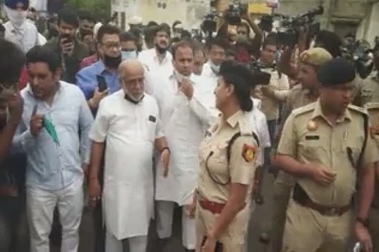 congress-leader-harishankar-reached-jahangirpuri-police-officers-returned