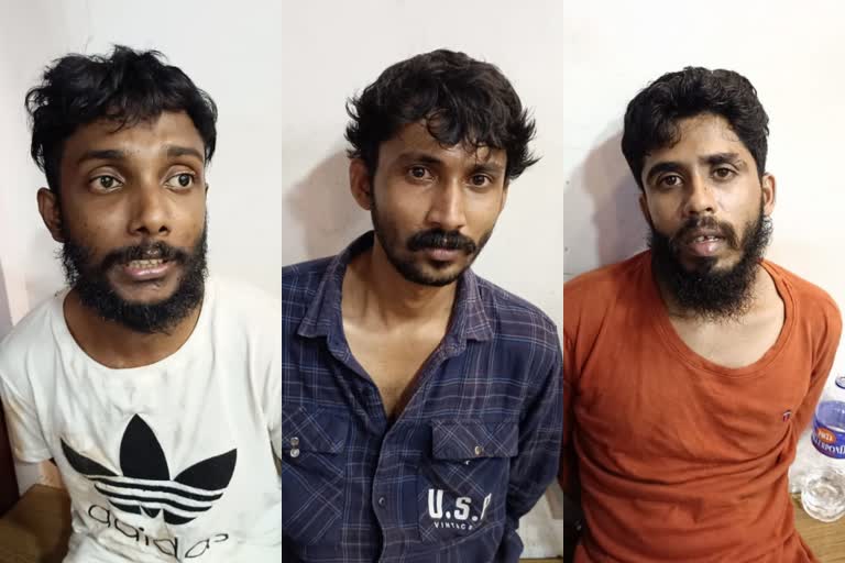 Thrissur quotation gang arrested  weapon found in a car which met accident  The weapon was found in the car involved in the accident  ക്വട്ടേഷൻ സംഘത്തിന്‍റെ കാർ അപകടത്തിൽപ്പെട്ടു  തൃശൂർ ക്വട്ടേഷൻ സംഘം പിടിയിൽ  തൃശൂരിൽ അപകടത്തിൽപ്പെട്ട കാറിൽ മാരകായുധങ്ങൾ കണ്ടെത്തി  തൃശൂരിൽ അപകടത്തിൽപ്പെട്ട കാറിൽ മാരകായുധം  അപകടത്തിൽപ്പെട്ട കാറിൽ ആയുധം സംഘമെത്തിയത് ക്വട്ടേഷനുമായി