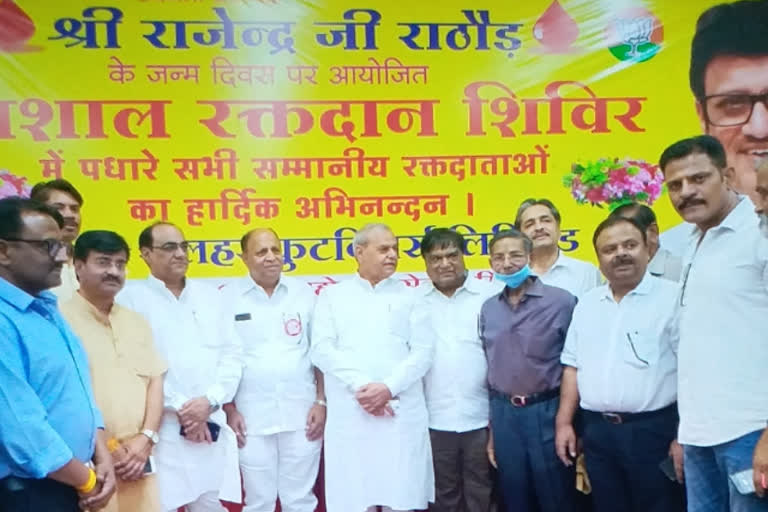 Senior congress leader participate in Rathore birthday event