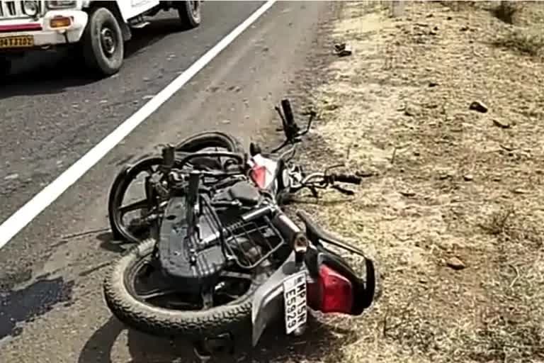 Car collided with two bikes in Madhya Pradesh  Madhya Pradesh crime news  sagar accident news  Road accident in sagar  sagar Car collided with two bikes  ಮಧ್ಯಪ್ರದೇಶದಲ್ಲಿ ಎರಡು ಬೈಕ್​ಗಳಿಗೆ ಡಿಕ್ಕಿ ಹೊಡೆದ ಕಾರು  ಮಧ್ಯಪ್ರದೇಶದ ಅಪರಾಧ ಸುದ್ದಿ  ಸಾಗರ್​ ಅಪಘಾತ ಸುದ್ದಿ  ಸಾಗರದಲ್ಲಿ ಬೈಕ್​ಗಳಿಗೆ ಡಿಕ್ಕಿ ಹೊಡೆದ ಕಾರ್​