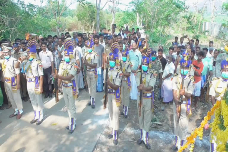 காஷ்மீரில் விபத்தில் இறந்ததுணை ரானுவப்படை வீரருக்கு 21 குண்டுகள் முழங்க அஞ்சலி!