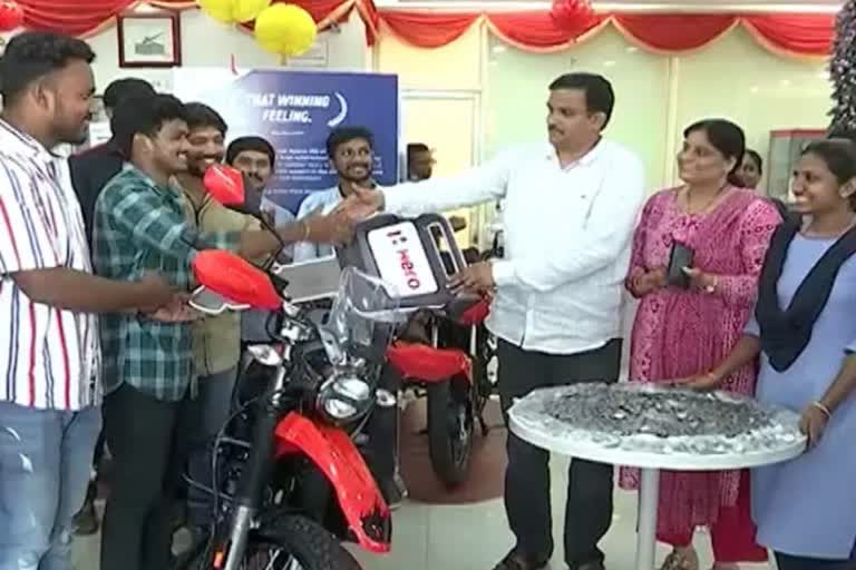 bought bikes by paying in Rs one coins