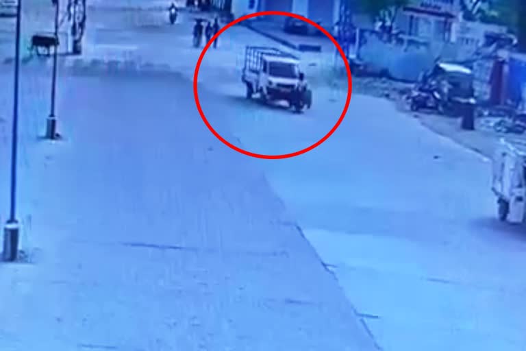 Bhopal Crime News  Loading vehicle rammed on Bike in bhopal  Madhya Pradesh news in hindi  bhopal brother tried to kill sister  ಭೋಪಾಲ್​ ಅಪರಾಧ ಸುದ್ದಿ  ಮಧ್ಯಪ್ರದೇಶದಲ್ಲಿ ಬೈಕ್​ಗೆ ಡಿಕ್ಕಿ ಹೊಡೆದ ಲೊಡಿಂಗ್​ ವಾಹನ  ಮಧ್ಯಪ್ರದೇಶದಲ್ಲಿ ಸಹೋದರಿ ಹತ್ಯೆ ಮಾಡಲು ಮುಂದಾದ ಸಹೋದರ  ಮಧ್ಯಪ್ರದೇಶದಲ್ಲಿ ಲವರ್ ಜೊತೆ ಬೈಕ್​ನಲ್ಲಿ ತೆರಳುತ್ತಿದ್ದ ಸಹೋದರಿ