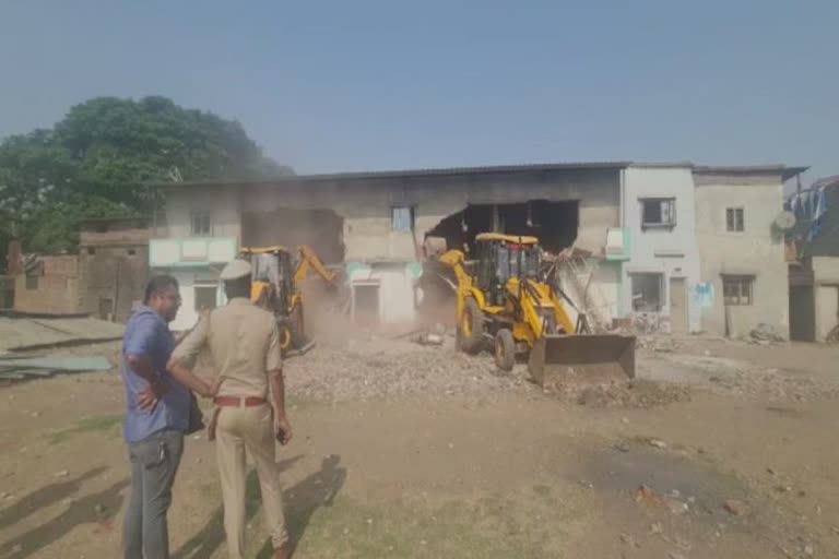 bulldozer razes in Surat : સજ્જુનો ભાઈ આરીફ પોલીસની ઝપટે ચડ્યો, શું થયું જાણો