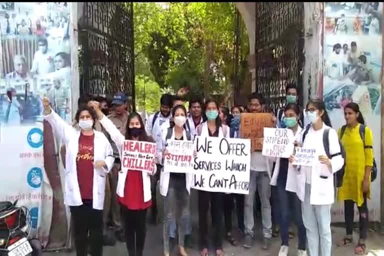 medical students protest for increasing the stipend in haridwar