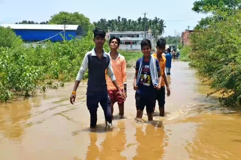 ಜೀವ ಕೈಯಲ್ಲಿ ಹಿಡಿದು ಶಾಲೆಗೆ ತೆರಳುತ್ತಿರುವ ವಿದ್ಯಾರ್ಥಿಗಳು