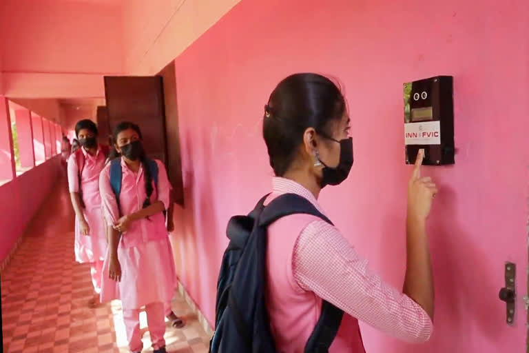 digital attendance  digital attendance machine  digital attendance machine gives alerts to parents  Government school in Palakkad  digital attendance machine in Palakkad  டிஜிட்டல் வருகை பதிவேடு  பெற்றோருக்கும் அலர்ட் கொடுக்கும் டிஜிட்டல் வருகை பதிவேடு  சித்தூர் அரசு விக்டோரியா பெண்கள் பள்ளி  கேரளாவில் அரசுப்பள்ளியில் டிஜிட்டல் வருகை பதிவேடு