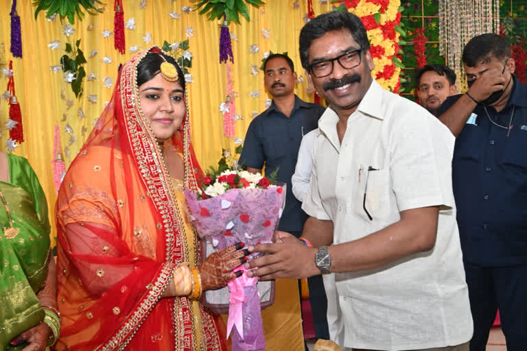 CM Hemant Soren attended wedding of MLA Neera Yadav daughter CM blessed bride