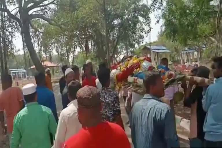 Muslim youths did funeral of a Hindu elderly woman