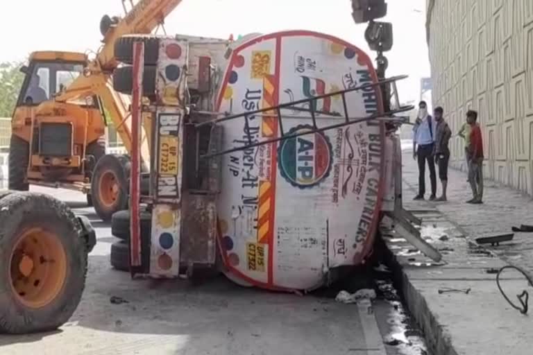 tanker overturned uncontrollably on Highway in Ghaziabad flammable chemicals could have caused a horrific accident