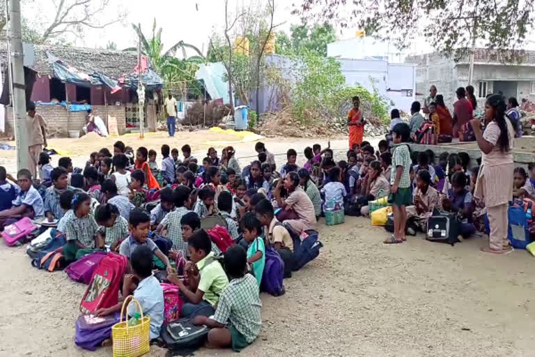 திருப்பத்தூர் அருகே இயங்கிவரும் நடுநிலைப் பள்ளி கட்டிடம் தரமற்ற காரனத்தினால் மாணாவர்களுடைய பெற்றோர்கள் போராட்டத்தில் ஈடுபட்டனர்