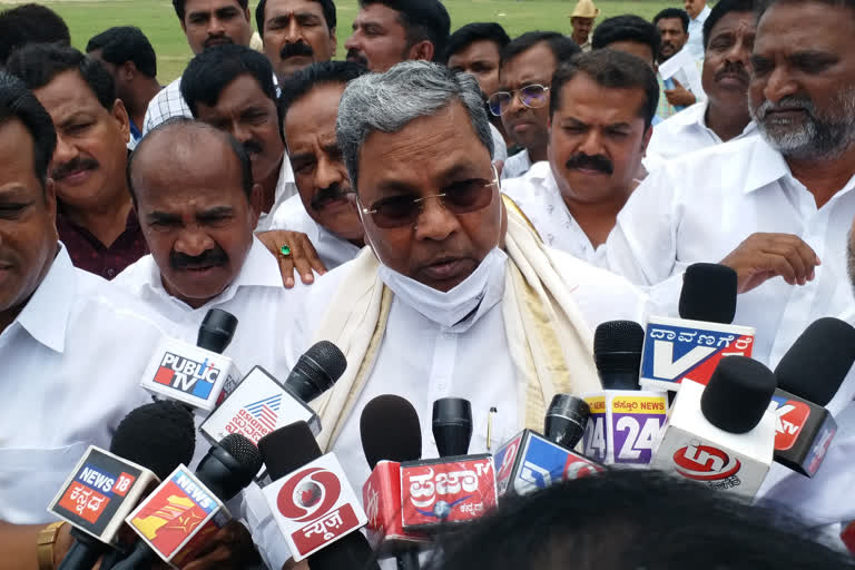 Siddaramaiah reaction to BS Yediyurappa CM Seat, BS Yediyurappa step down from CM Seat, Congress leader Siddaramaiah news, Davanagere news, ಬಿಎಸ್​ ಯಡಿಯೂರಪ್ಪ ಸಿಎಂ ಕುರ್ಚಿ ಬಗ್ಗೆ ಸಿದ್ದರಾಮಯ್ಯ ಪ್ರತಿಕ್ರಿಯೆ, ಸಿಎಂ ಸ್ಥಾನದಿಂದ ಕೆಳಗಿಳಿದಿದ್ದ ಬಿಎಸ್​ ಯಡಿಯೂರಪ್ಪ, ಕಾಂಗ್ರೆಸ್​ ನಾಯಕ ಸಿದ್ದರಾಮಯ್ಯ ಸುದ್ದಿ, ದಾವಣಗೆರೆ ಸುದ್ದಿ,