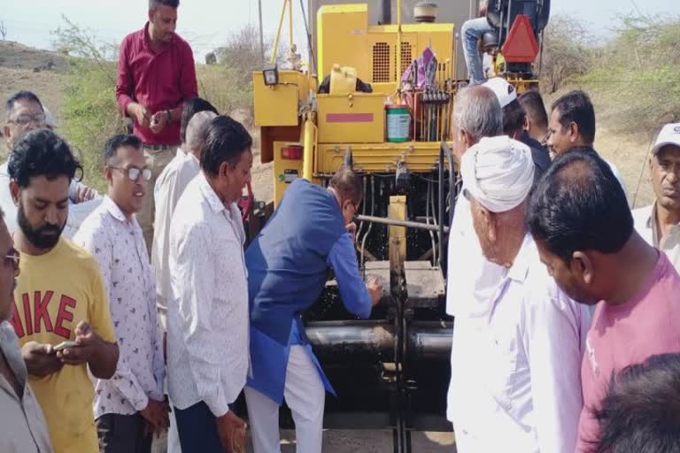 Stone foundation Road in Amreli : ધારાસભ્ય વિરજી ઠુંમરનો લોકોએ શા માટે આભાર વ્યક્ત કર્યો જૂઓ