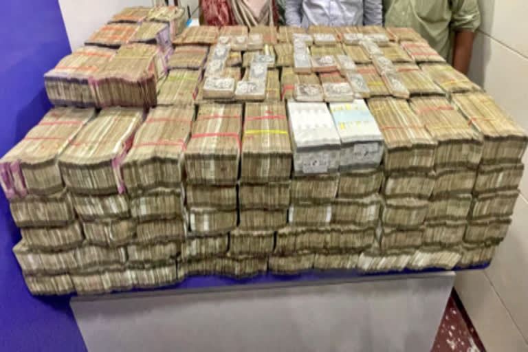 Maharashtra GST Department raid, GST Department seized silver and cash, raid on Chamunda Bullion Company, GST Department raid, ಮಹಾರಾಷ್ಟ್ರ ಜಿಎಸ್‌ಟಿ ಇಲಾಖೆ ದಾಳಿ, ಬೆಳ್ಳಿ ಮತ್ತು ನಗದು ವಶಕ್ಕೆ ಪಡೆದ ಜಿಎಸ್‌ಟಿ ಇಲಾಖೆ, ಚಾಮುಂಡಾ ಬುಲಿಯನ್ ಕಂಪನಿ ಮೇಲೆ ದಾಳಿ, ಜಿಎಸ್‌ಟಿ ಇಲಾಖೆ ದಾಳಿ,