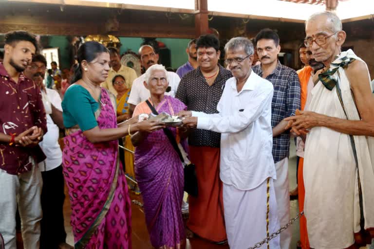 one lack rupees collected from the begging has been donated to the temple