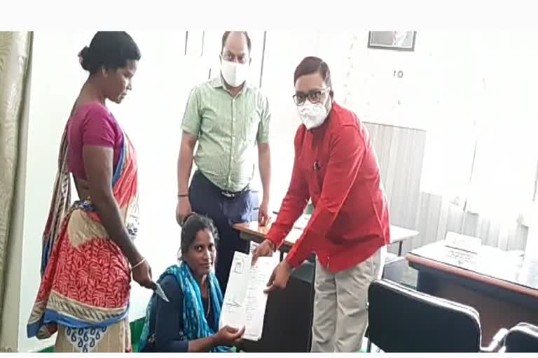 panchayat-election-in-dumka-disabled-woman-filed-nomination-for-mukhiya-post