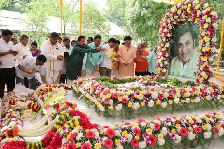 Nalin Kumar Kateel pays homage to Dr. Rajkumar's memorial