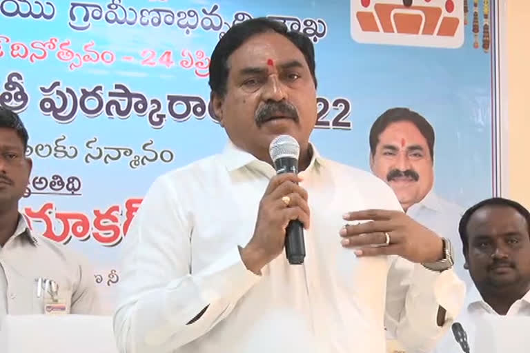 Minister Errabelli Dayakar Rao: 'తెలంగాణకు నిధులు ఇవ్వడంలో కేంద్రం కొర్రీలు పెడుతుంది'