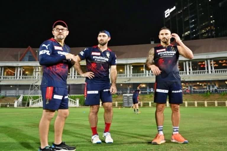 Mike Hesson Worried  माइक हेसन चिंतित  Royal Challengers Bangalore  रॉयल चैलेंजर्स बैंगलोर  दिनेश कार्तिक  आईपीएल 2022  खेल समाचार  Dinesh Karthik  IPL 2022  Sports News