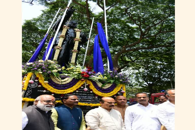 ಸಂಗೊಳ್ಳಿ ರಾಯಣ್ಣ ರೈಲ್ವೆ ನಿಲ್ದಾಣದ ಬಳಿ ಅಂಬೇಡ್ಕರ್ ಪುತ್ಥಳಿ ಅನಾವರಣ