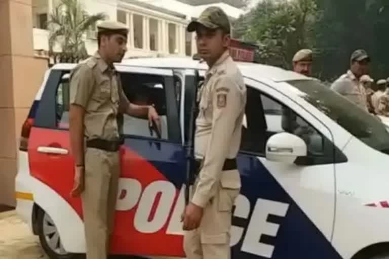 पुलिस ने इलाके को घेरा