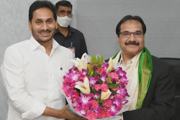 హైకోర్టు ప్రధాన న్యాయమూర్తిని కలిసిన సీఎం జగన్‌